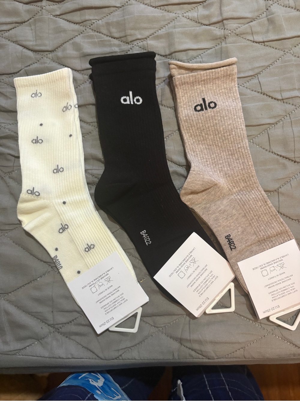 ALO Yoga Women's Ribbed Crew Socks - Black, Cream, Taupe